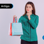 Pessoa com olhar de dúvida segurando uma sacola