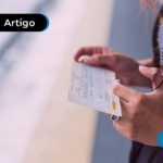Pessoa segurando uma passagem aérea
