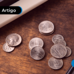 Moedas espalhadas em mesa.