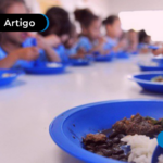 Crianças se alimentando