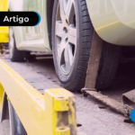 Carro em cima de um reboque