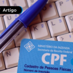 Cartão do CPF e uma caneta em cima de um teclado