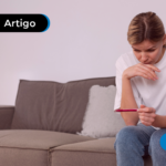 Pessoa com olhar de preocupação