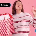 Pessoa sorrindo segurando um presente