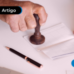 Pessoa fazendo autenticação de documento