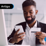 Pessoa segurando um cartão de um banco digital
