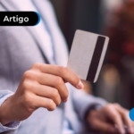 Pessoa segurando um cartão
