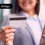 Pessoa segurando um cartão de crédito