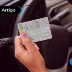 Pessoa segurando uma CNH