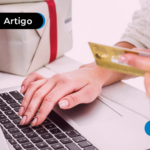 Pessoa segurando um cartão de crédito