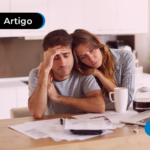 Duas pessoas com o olhar triste
