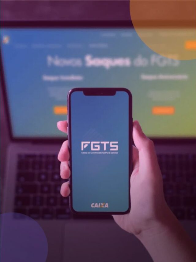 Pessoa segurando o celular com o app do FGTS