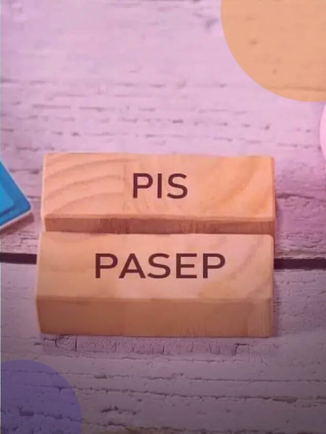 Duas placas de madeiras escritas PIS/PASEP