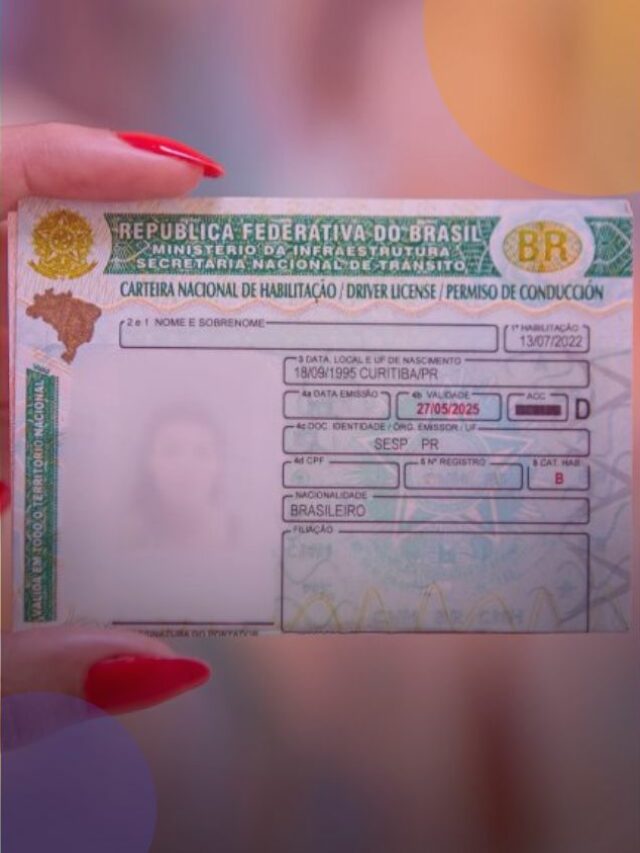 Pessoa segurando uma CNH