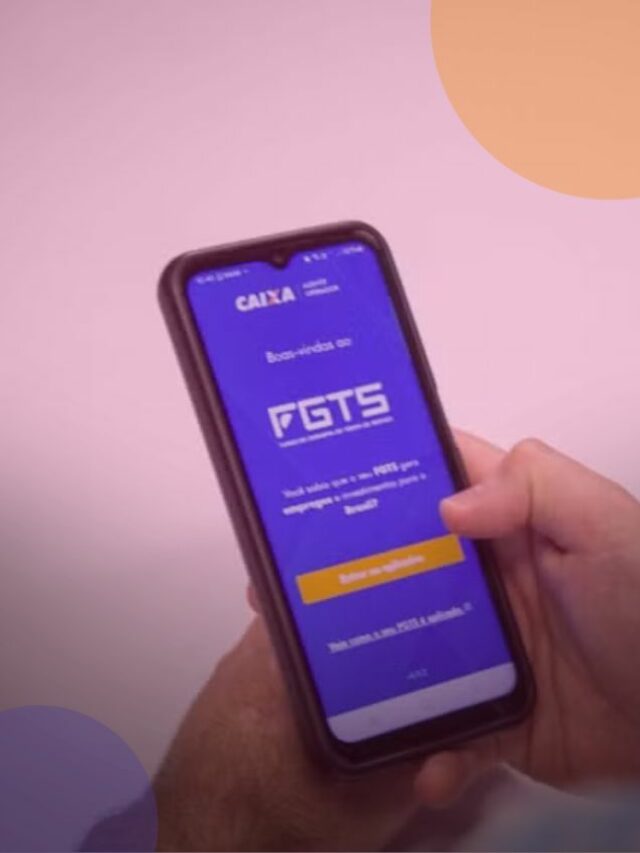 Pessoa segurando um celular com o app do FGTS