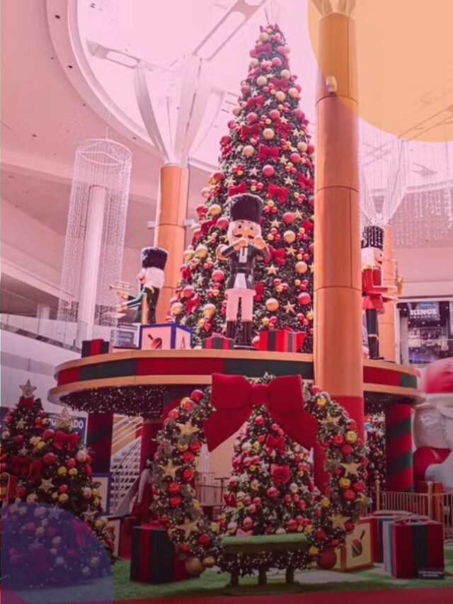 Imagem de uma praça em um shopping enfeitada para o natal