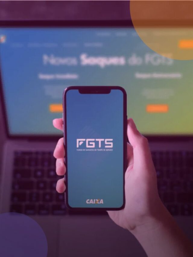 Pessoa segurando um celular com o app do FGTS