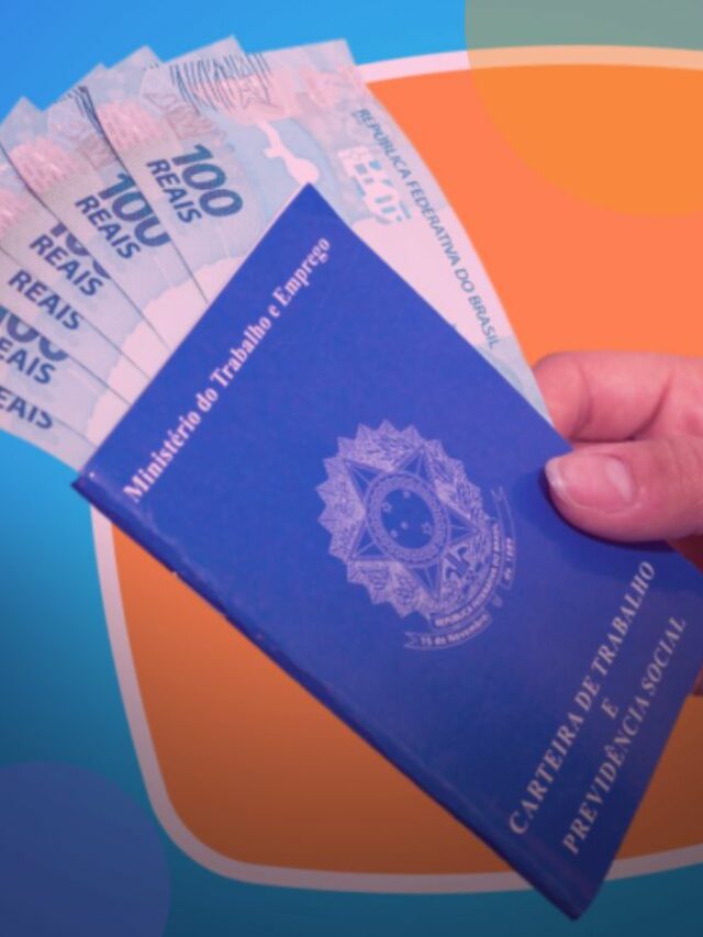 Pessoa segurando uma carteira de trabalho com cédulas dentro