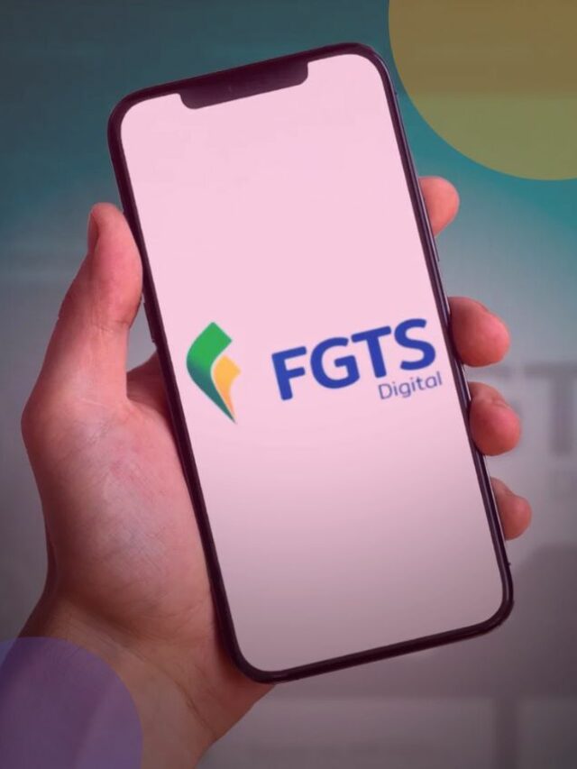 Pessoa segurando um celular com o app do FGTS