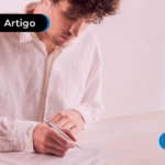 Pessoa assinando uma declaração