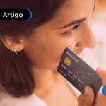 Pessoa segurando um cartão de crédito