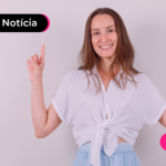 Jovem sorrindo após ler notícia sobre segunda parcela do décimo terceiro.