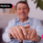 Aposentado do INSS sorrindo após ler notícia sobre nova regra do salário mínimo.