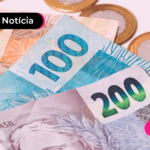 Dinheiro espalhado em mesa.