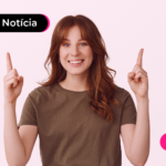 Pessoa sorrindo com os dedos apontando para cima.