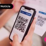 Pessoa lendo um QR code como celular