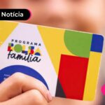 Pessoa segurando cartão do bolsa família.