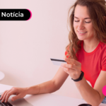Pessoa fazendo compras de natal pela internet.