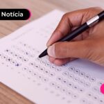 Pessoa fazendo prova do concurso dos correios.