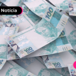 Cédulas de cem reais espalhadas