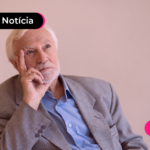 Pessoa de idade com expressão seria.