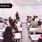 Sala de aula com pessoas fazendo prova para concurso.