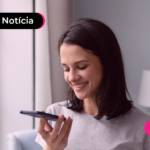 Pessoa sorrindo olhando para o celular