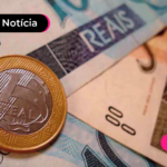 Notas de dois e cinquenta reais espalhadas em mesa.