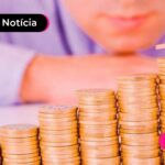 Moedas empilhadas lado a lado.