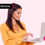 Pessoa sorrindo segurando um computador