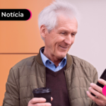 Pessoa de mais idade olhando para o celular