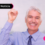 Aposentado sorrindo após ler notícia sobre piso salarial do INSS em 2025.