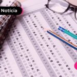Caderno de prova de concurso público de Recife e canetas ao lado.