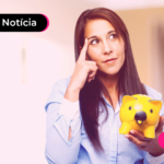 Jovem segurando cofrinho enquanto pensa como o FGTS pode ajudar nas despesas de final de ano.