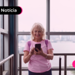 Pessoa de idade viajando com o programa Voa Brasil.