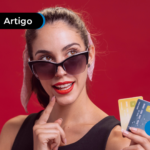 Pessoa segurando dois cartões gold