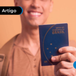 Pessoa sorrindo segurando um passaporte