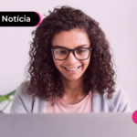 Jovem usando computador para aproveitar ofertas do desenrola para pequenos negócios.