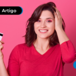Pessoa sorrindo segurando um cartão
