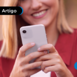 Pessoa sorrindo olhando para um celular